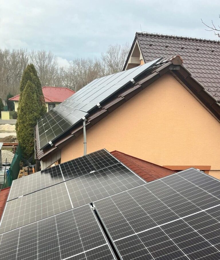 Fotovoltické panely na šikmej streche garáže v obci Lutila